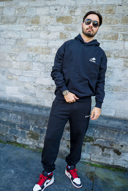 Oversized zwarte hoodie met kenmerkende borduursels