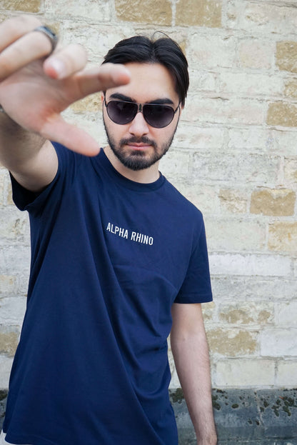 Marineblauw T-shirt met kenmerkende borduursels
