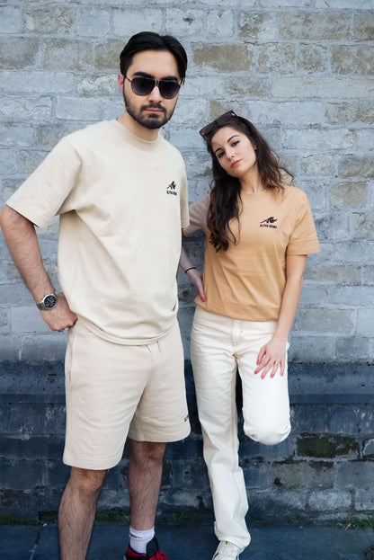 Latte T-shirt met kenmerkende borduursels