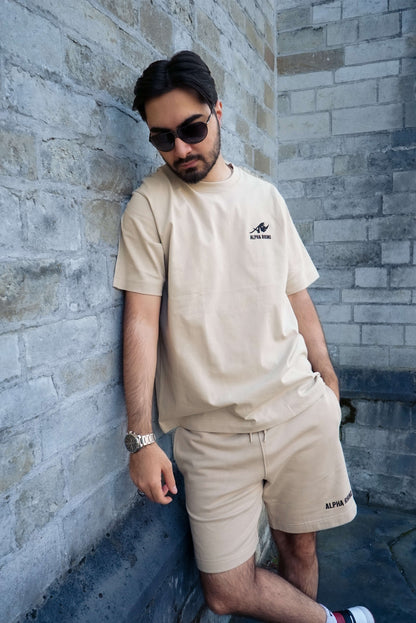 Beige oversized T-shirt met kenmerkende borduursels
