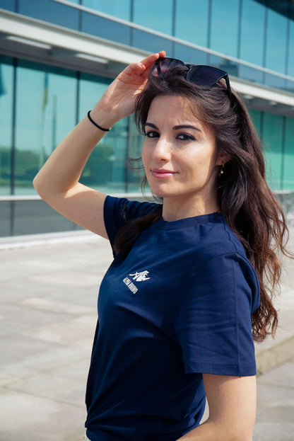 Marineblauw T-shirt met kenmerkende borduursels