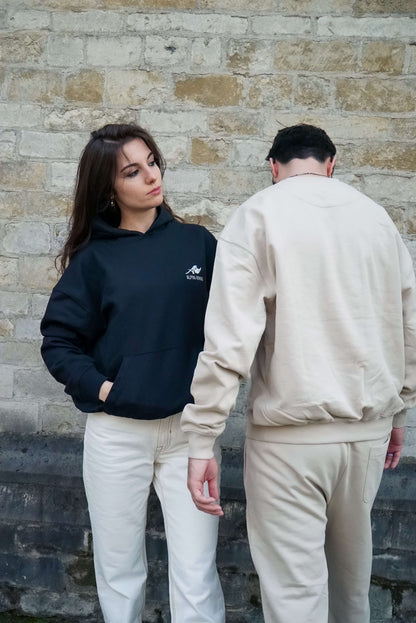 Oversized zwarte hoodie met kenmerkende borduursels