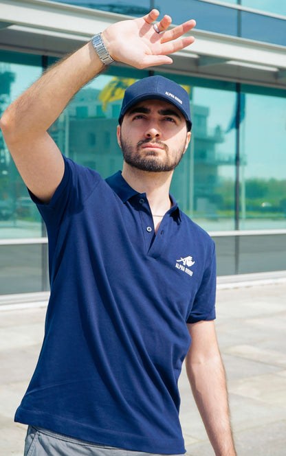 Marineblauwe polo met kenmerkende borduursels