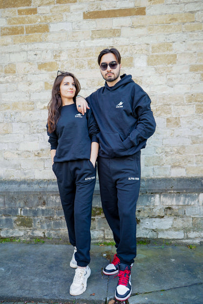 Oversized zwarte hoodie met kenmerkende borduursels