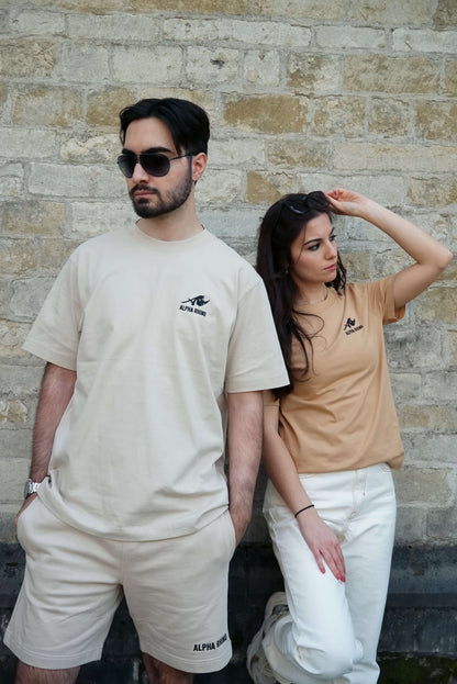 Latte T-shirt met kenmerkende borduursels