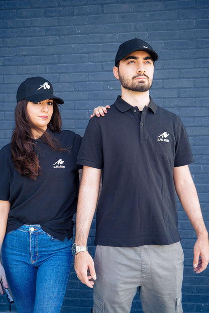 Zwarte polo met kenmerkende borduursels