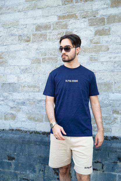 Marineblauw T-shirt met kenmerkende borduursels