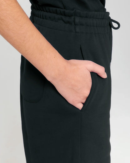 Zwarte joggingbroek met kenmerkende borduursels 