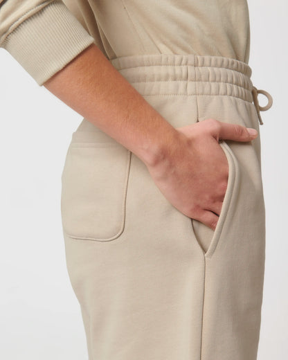 Beige joggingbroek met kenmerkende borduursels 