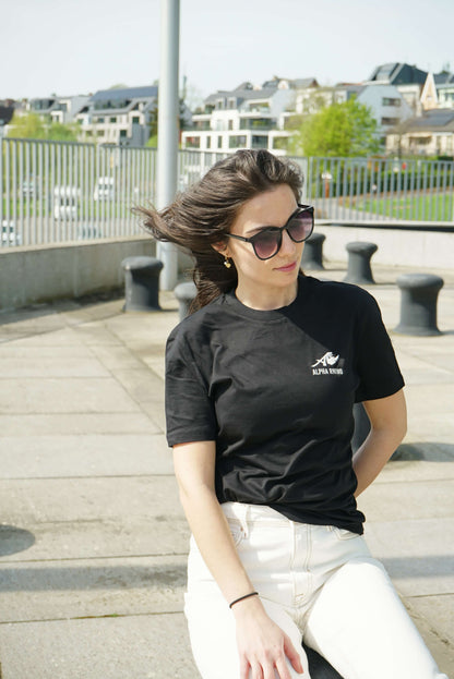 Zwart T-shirt met kenmerkende borduursels