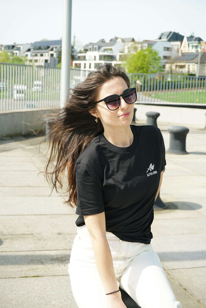 Zwart T-shirt met kenmerkende borduursels