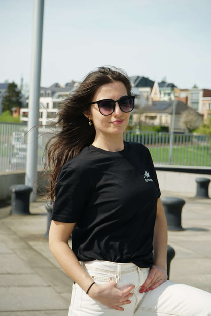Zwart T-shirt met kenmerkende borduursels